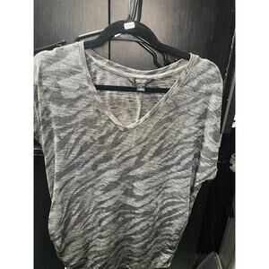 Simply Vera Vera Wang Gray Animal Print Short Sleeve Top